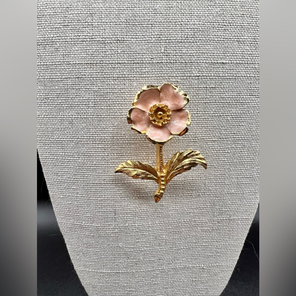𝔾𝕆𝕃𝔻 𝕋𝕆ℕ𝔼 Pink Enamel Flower Pin